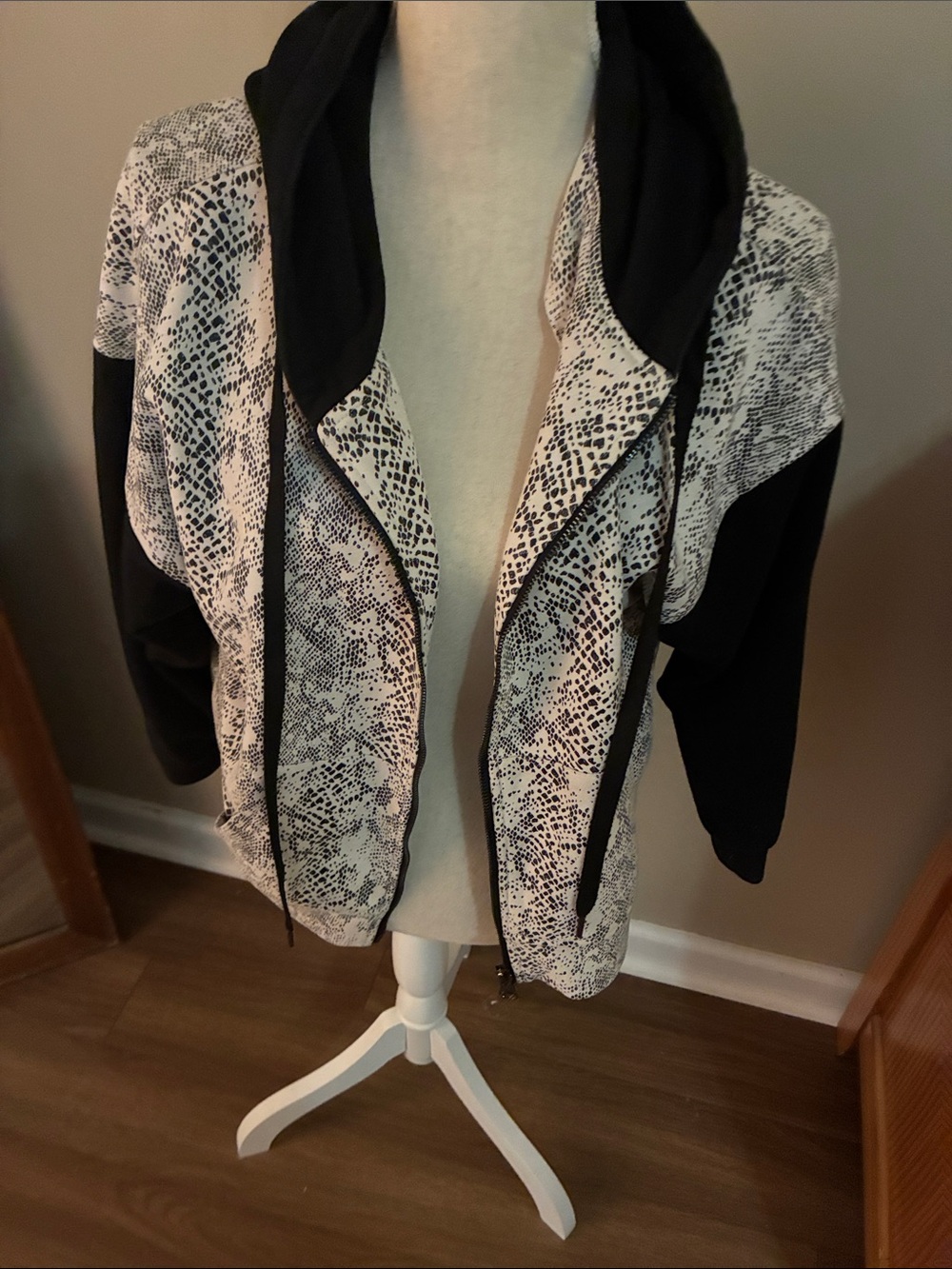 Fate Black & White Snake-Print Hooded Zip Cardigan